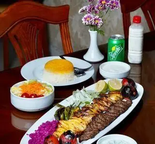 انواع غذای ایرانی لذت بخش در رستوران شبستری: کباب کوبیده، جوجه کباب، برنج زعفرانی، سالاد و دوغ در محیطی دلنشین.