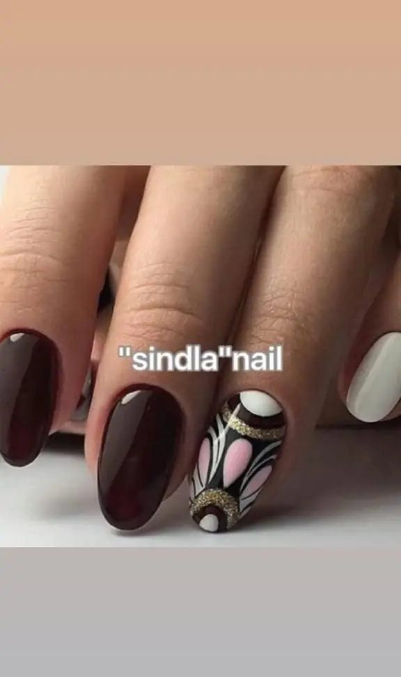 مدل ناخن شیک و جذاب برای سالن آرایش سیندرلا؛ طراحی حرفه‌ای با لاک شرابی، سفید، مشکی، صورتی و اکلیل طلایی با طرح‌های فانتزی.