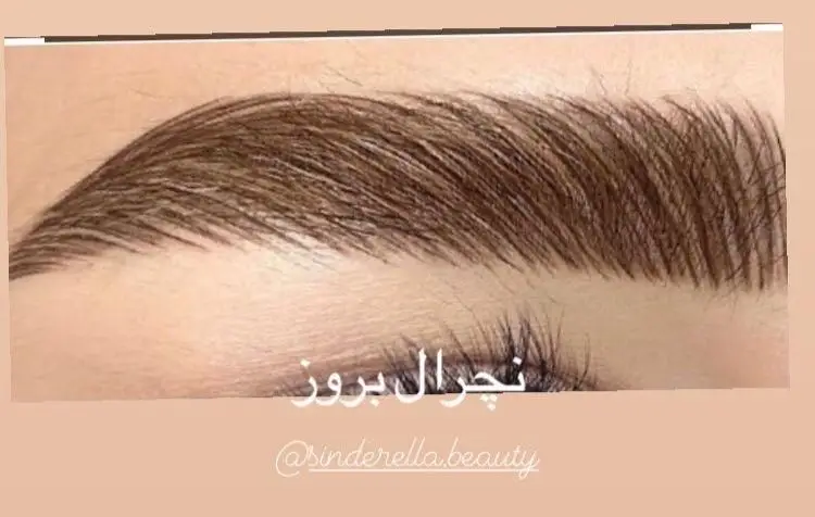 نمایی نزدیک از میکروبلیدینگ و فیبروز ابرو به سبک نچرال بروز با تار موهای باریک و طبیعی در سالن آرایش و زیبایی سیندرلا.