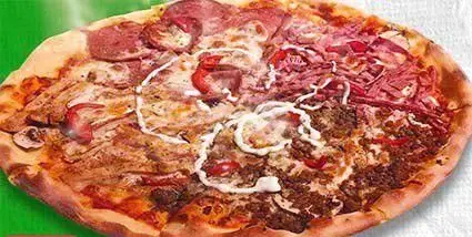 پیتزا چهارفصل کافه رستوران ایتالیایی مدس با ترکیبات گوشت، مرغ، سالامی، ژامبون، قارچ و فلفل. تجربه‌ای عالی از طعم‌های متنوع.