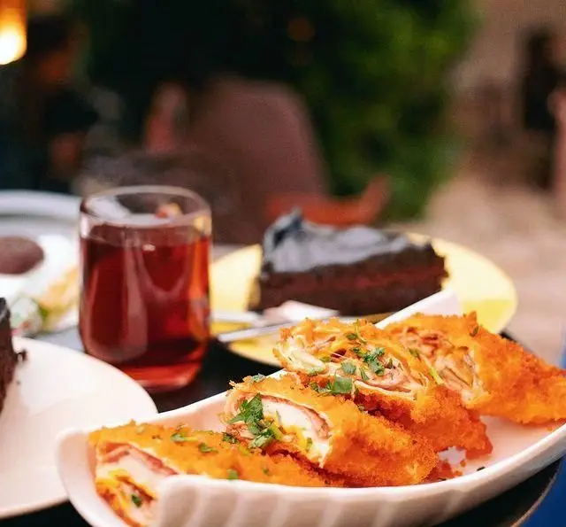 میز پذیرایی در کافه رستوران دایموند: رول‌های سوخاری پنیری و ژامبون، نوشیدنی سرد و کیک شکلاتی لذیذ. فضایی دلنشین.