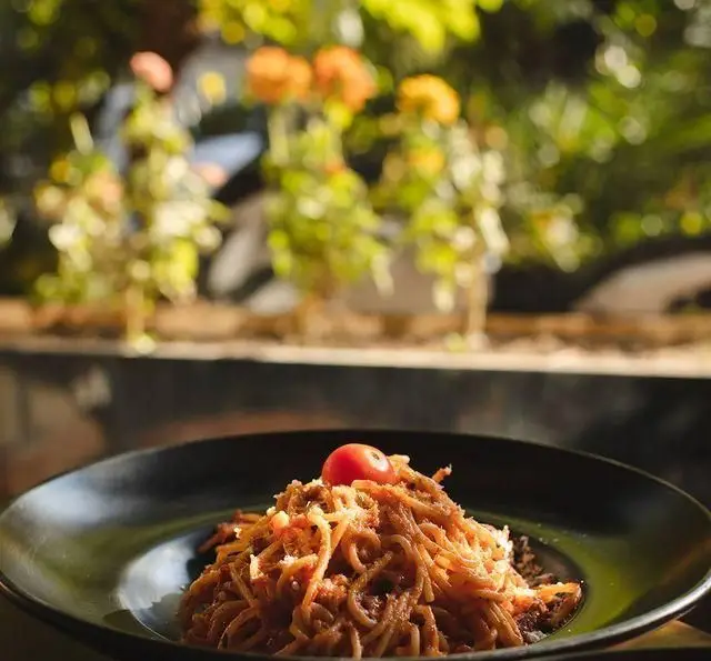 اسپاگتی خوش طعم و تازه کافه رستوران دایموند، با سس مخصوص و چری توماتو، در فضای باز و دلنشین. منوی جذاب ناهار و شام.