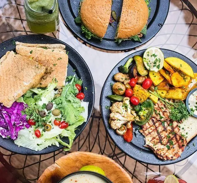 انواع غذای سالم و خوشمزه در کافه رستوران دایموند شامل برگر، ساندویچ، مرغ گریل با سبزیجات و سیب زمینی، سالاد تازه و نوشیدنی.