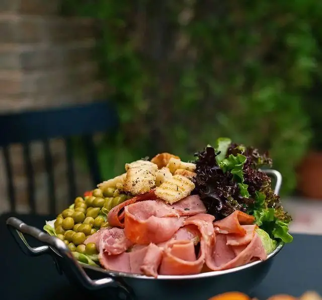 سالاد ویژه کافه رستوران دایموند شامل کاهو، ژامبون مرغ یا گوشت، نخودفرنگی و کروتون. انتخابی عالی از منوی غذای تازه و سالم.