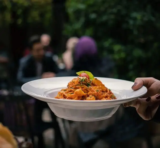 نمایی از سرو پاستای خوشمزه و خاص در کافه رستوران دایموند. لذت تجربه غذای باکیفیت در محیط دلنشین و سرسبز.