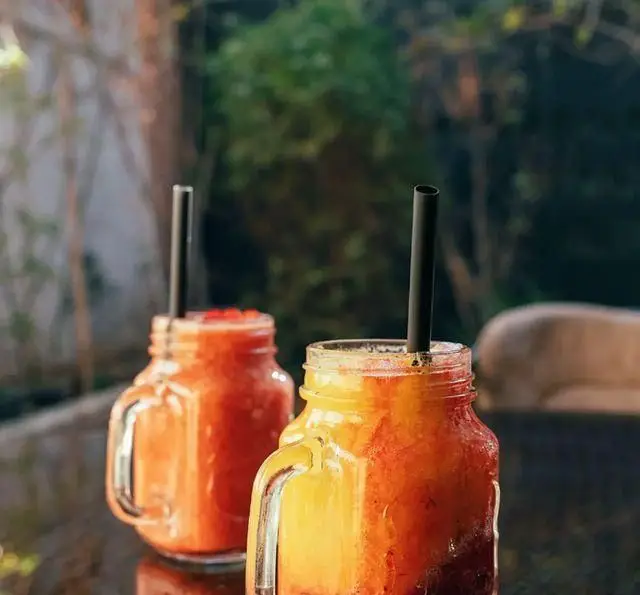 اسموتی‌های میوه‌ای تازه و خوشرنگ کافه رستوران دایموند، نوشیدنی خنک و تابستانی برای لذت بردن در فضای سبز.
