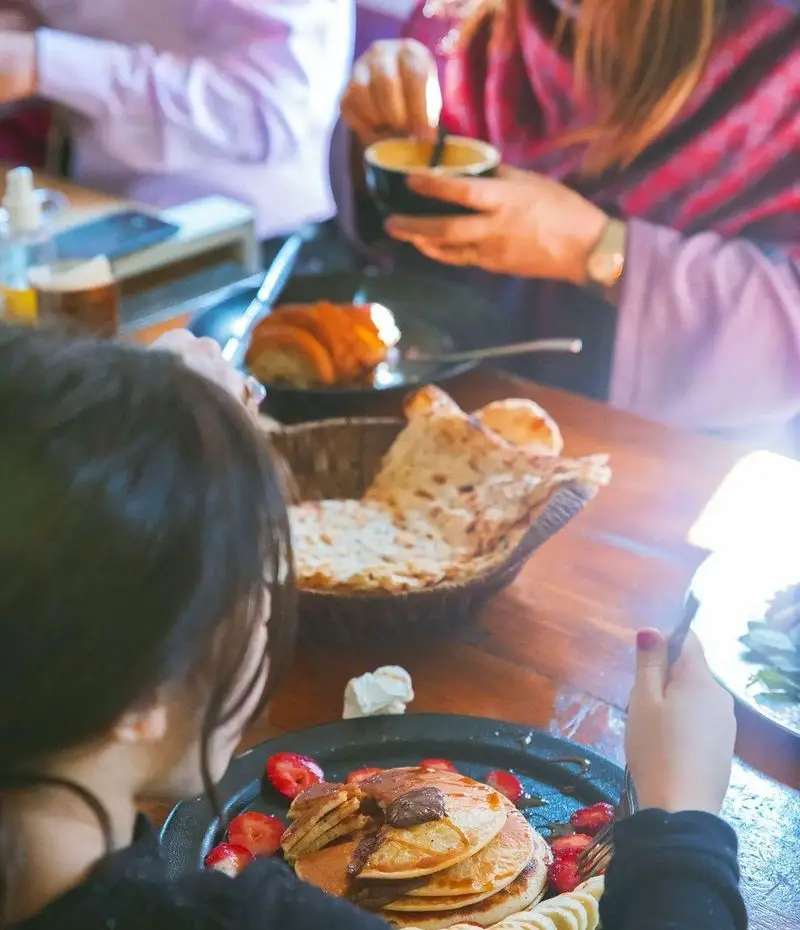 دورهمی لذت‌بخش صبحانه در کافه رستوران دایموند با پنکیک‌های خوشمزه، نان تازه و نوشیدنی‌های گرم برای شروع روزی عالی.