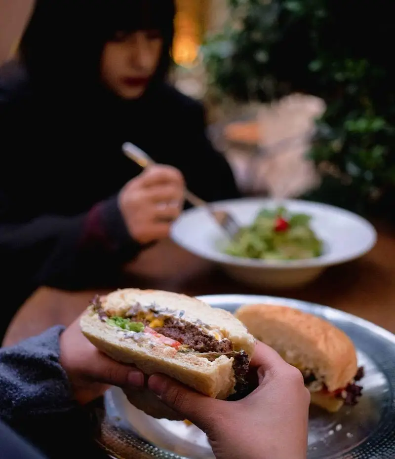 لذت چشیدن برگر مخصوص و سالاد تازه در فضای دلنشین کافه رستوران دایموند؛ بهترین مکان برای دورهمی‌های دوستانه و اوقات خوش.
