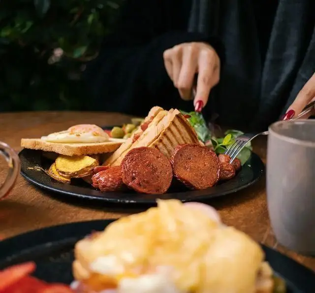 میز صبحانه لوکس کافه رستوران دایموند با تخم مرغ، ساندویچ تست، سوجوک، سیب‌زمینی و سالاد تازه. لحظاتی دلنشین.