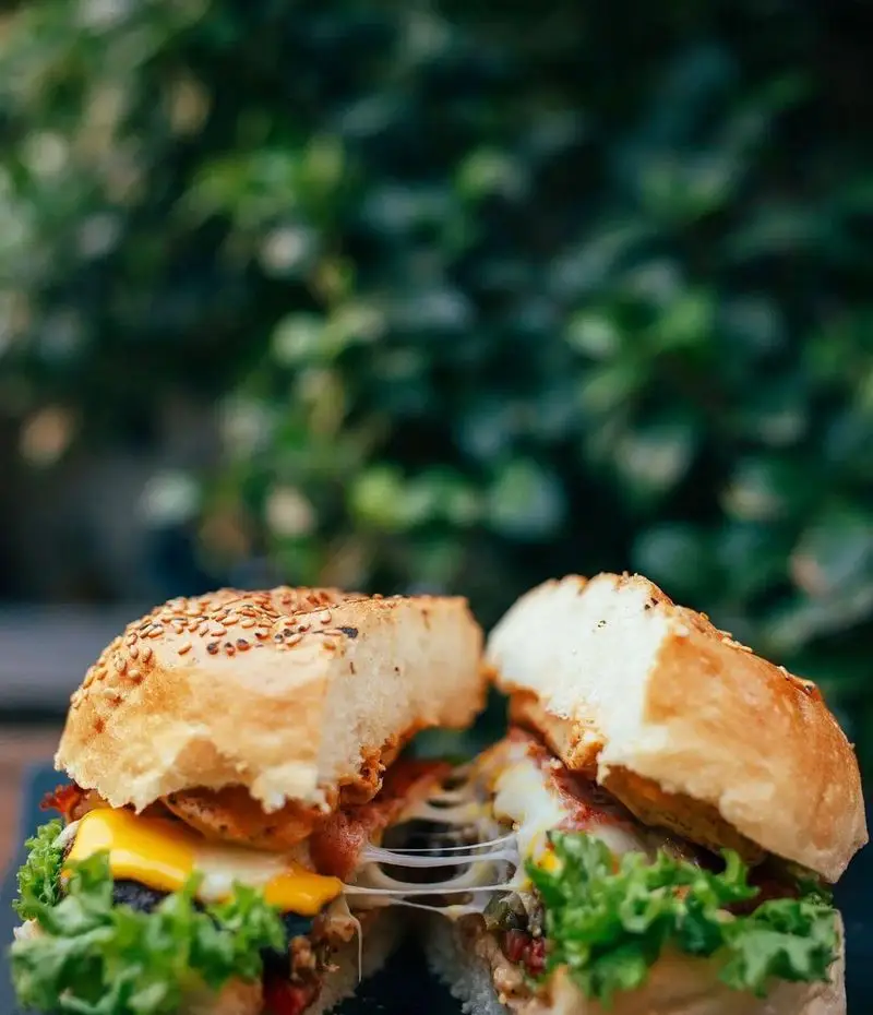 برگر لذیذ کافه رستوران دایموند: نان کنجدی، پنیر کشی، تخم مرغ، بیکن و کاهو. انتخابی عالی برای وعده غذایی شما.
