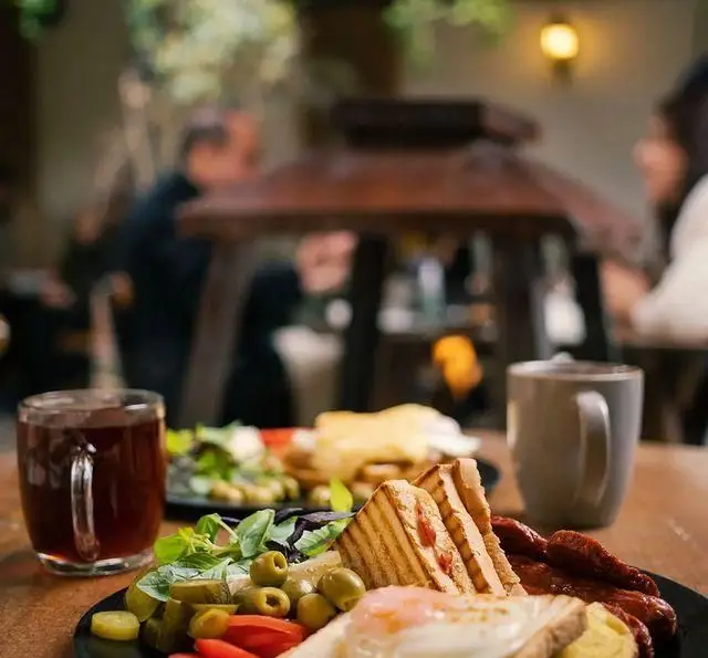 صبحانه لذیذ و متنوع کافه رستوران دایموند، شامل تست، نیمرو، زیتون، ترشیجات، چای و قهوه در محیطی دلنشین.