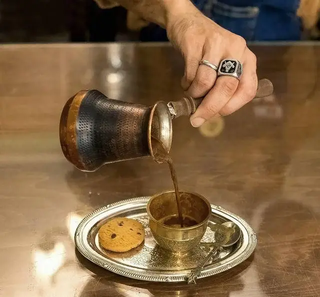 تجربه دلنشین نوشیدن قهوه ترک (قهوه جوش) با کوکی در خانه فرهنگ و هنر سرهنگ؛ لحظاتی ناب در کافه‌ای سنتی