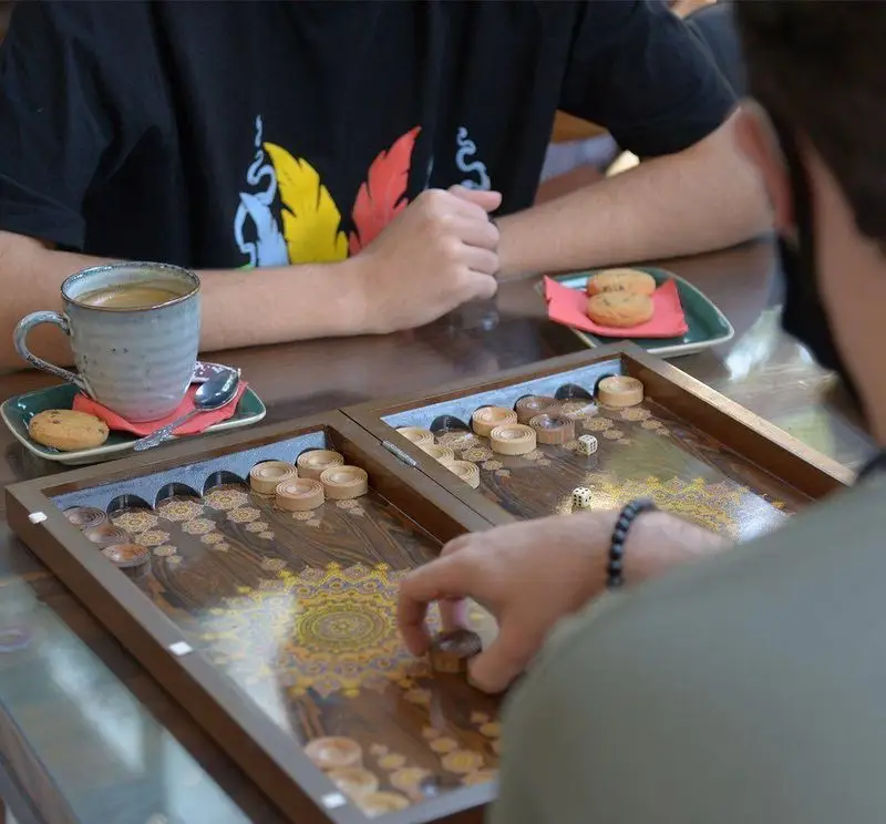 بازی تخته نرد دوستانه و لذت‌بخش در خانه فرهنگ و هنر سرهنگ، همراه با نوشیدن قهوه و شیرینی. تجربه‌ای فرهنگی و هنری.