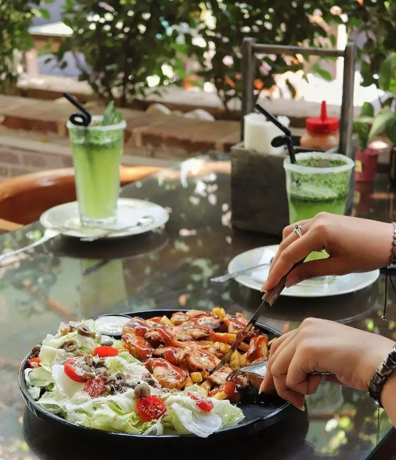 لذت صرف غذای لذیذ مرغ، سیب‌زمینی و سالاد تازه در فضای دلنشین کافه خانه فرهنگ و هنر سرهنگ همراه با موهیتو گوارا.