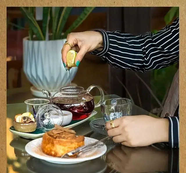 تجربه دلنشین نوشیدن چای با لیمو و لذت خوردن رول دارچین در فضای آرام و هنری خانه فرهنگ و هنر سرهنگ تهران.