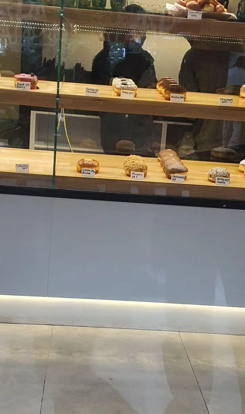 دوناتو کافه: ویترینی دلنشین از دونات‌های متنوع و خوش‌طعم شامل کارامل، موکا، اورئو، پسته و کرم بروله. تجربه‌ای شیرین.