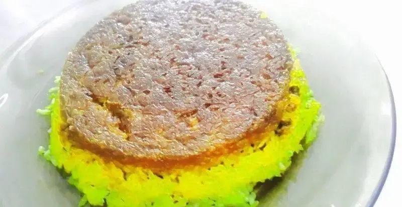 ته‌چین قالبی دو رنگ خوشمزه از کترینگ کالنگ، بهترین انتخاب برای سفارش آنلاین غذای ایرانی مجلسی.