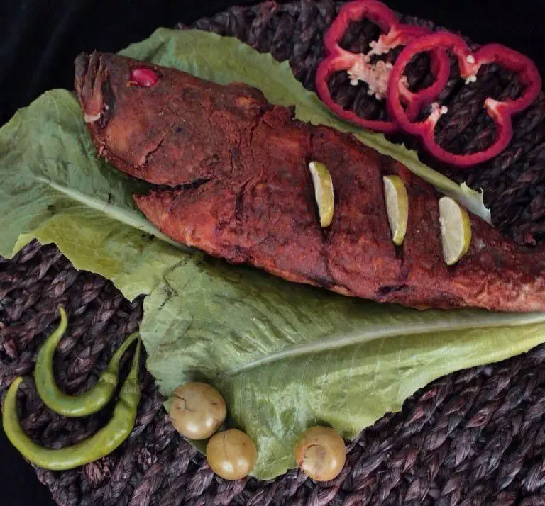 ماهی کامل لذیذ کترینگ کالنگ، غذای دریایی خاص برای مهمانی‌ها، با سبزیجات تازه و لیمو. سفارش آنلاین غذای سالم و باکیفیت.