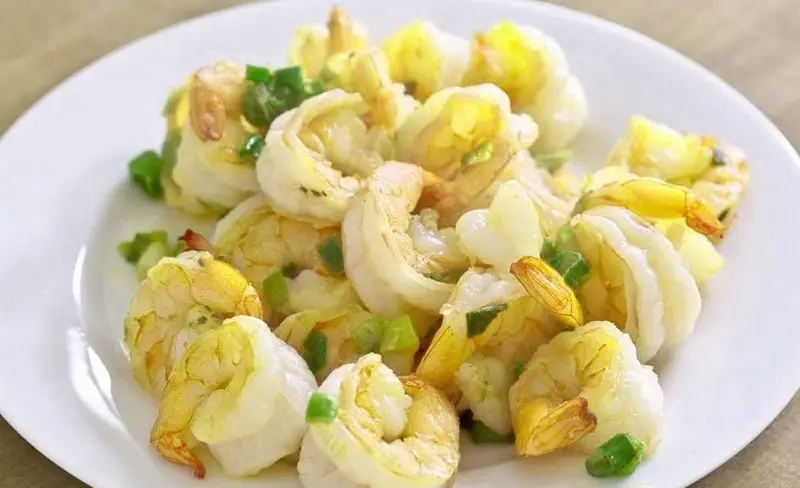 میگوهای درشت و آبدار با پیازچه سبز، غذای دریایی سالم و خوش‌طعم، آماده سرو از کترینگ کالنگ برای هر نوع مراسم.