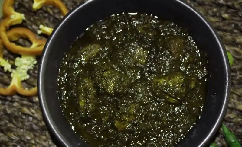 خورش تیره سبزیجات و مرغ کترینگ کالنگ در کاسه مشکی، با فلفل دلمه‌ای و فلفل سبز، یک غذای سنتی و خوشمزه برای سفارش آنلاین.