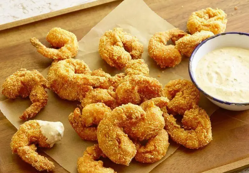 سفارش میگو سوخاری طلایی و خوش طعم از کترینگ کالنگ، غذایی دریایی ترد و لذیذ همراه با سس مخصوص، مناسب برای هرگونه پذیرایی و مهمانی.