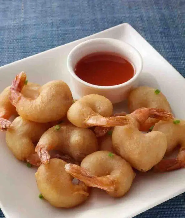 میگو سوخاری طلایی و ترد کترینگ کالنگ با سس ویژه، فینگر فودی خوشمزه و شیک برای مجالس، مهمانی‌ها و جشن‌های شما.