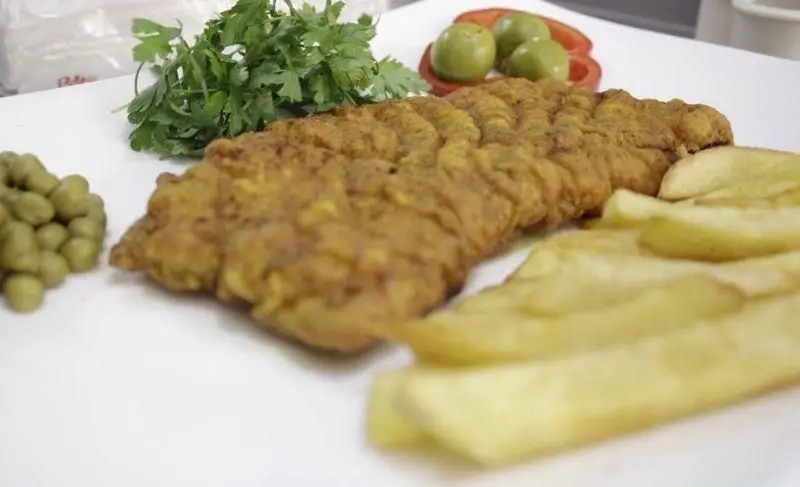کترینگ کالنگ: غذای خوشمزه و باکیفیت. شنیتسل مرغ ترد، سیب زمینی سرخ کرده، زیتون و سبزیجات تازه. مناسب سفارش آنلاین و تحویل سریع.