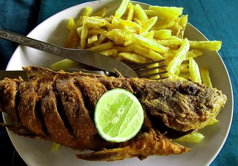 کترینگ کالنگ: ماهی سرخ‌شده با سیب‌زمینی ترد و لیمو، یک غذای دریایی محبوب. سفارش آنلاین غذای سالم و خوشمزه برای ناهار و شام.