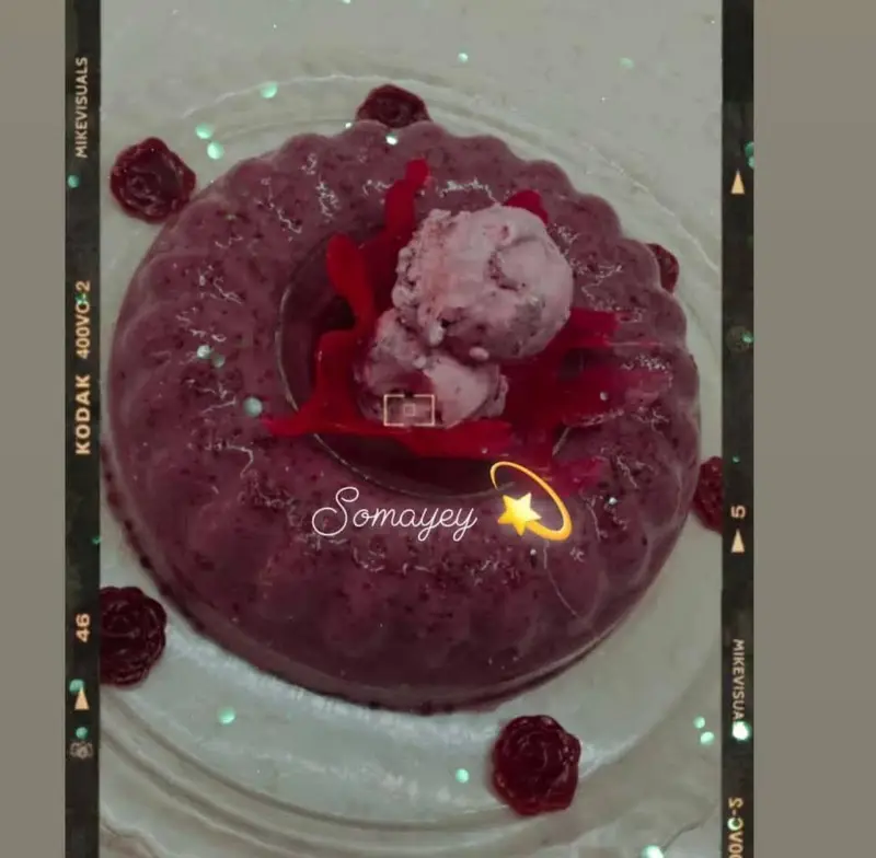 سفارش دسر پودینگ بنفش و جذاب هنرکده کارامل با بستنی میوه ای و تزئینات شیک، انتخابی عالی برای مهمانی‌ها.