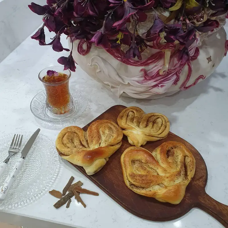 نان‌های دارچینی قلبی دستپخت و خوشمزه هنرکده کارامل، با عطر دلنشین دارچین، ایده‌آل برای یک عصرانه دلچسب در کنار چای.