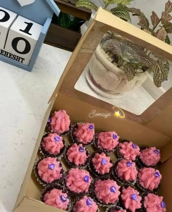 باکس جذاب شیرینی‌های خانگی صورتی با تزئینات قلب بنفش از هنرکده کارامل، انتخابی ایده‌آل برای هدیه و مناسبت‌های خاص.