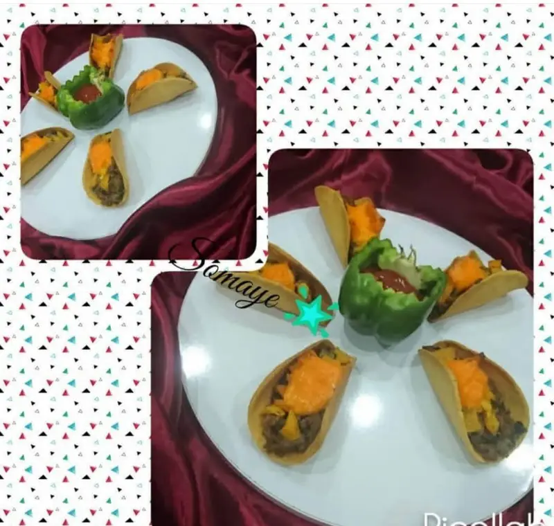 چیدمان زیبا از تاکوهای پر شده با گوشت و پنیر، همراه با فلفل دلمه‌ای سس‌دار. فینگرفود خوشمزه و جذاب هنرکده کارامل برای مهمانی و پذیرایی.