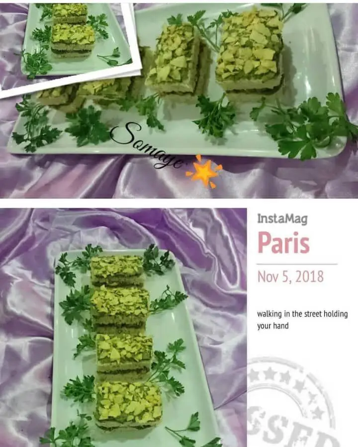 دسر مستطیلی لذیذ هنرکده کارامل با روکش پسته خرد شده یا خلال بادام، تزیین شده با برگ‌های تازه جعفری. ایده‌آل برای پذیرایی مهمانان ویژه شما.