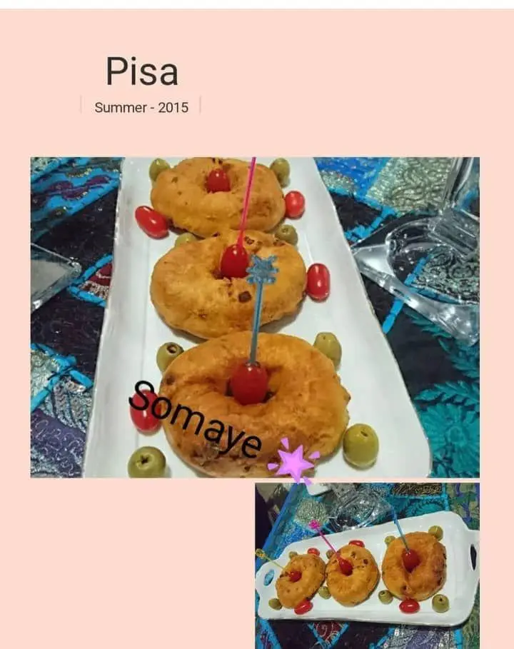 Pisa، سه عدد پیش‌غذا حلقه‌ای خاص و خوشمزه از هنرکده کارامل، تزئین شده با گوجه گیلاسی و زیتون سبز روی سینی سفید، ایده‌آل برای مهمانی‌ها.