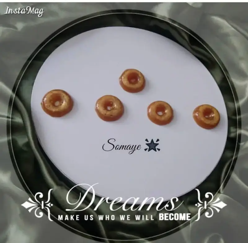 پنج آبنبات کاراملی خوشمزه و براق به شکل حلقه، دست ساز هنرکده کارامل، قرار گرفته روی یک بشقاب سفید شیک.