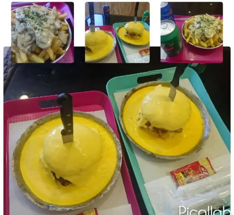 دو همبرگر غرق در سس پنیر مخصوص هنرکده کارامل، به همراه سیب زمینی سرخ کرده با سس قارچ. تجربه‌ای متفاوت و خوشمزه از فست فود.