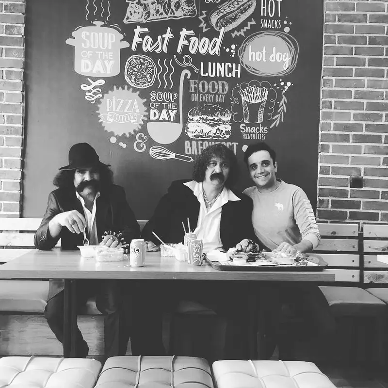 سه دوست در پیتزا تنوری پاروت از طعم بی‌نظیر غذاها لذت می‌برند. فضای گرم رستوران، مکانی عالی برای دورهمی‌های دوستانه و خاطره‌ساز.