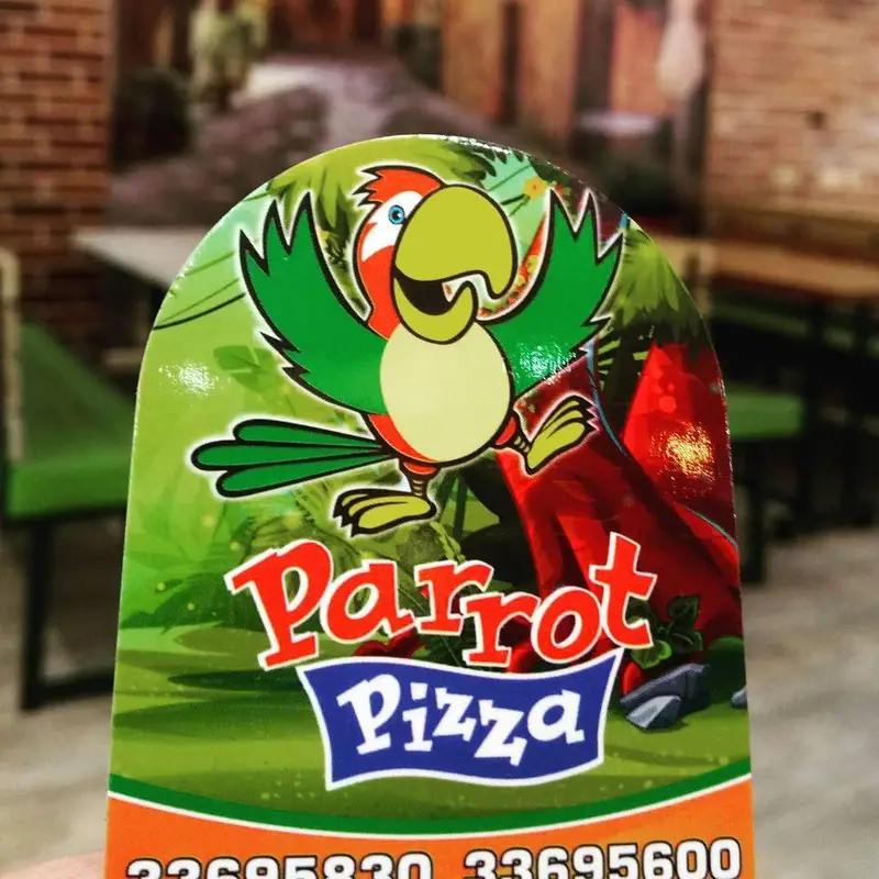 کارت منوی تبلیغاتی پیتزا تنوری پاروت با طرح طوطی جذاب و رنگارنگ. پیتزاهای خاص و خوش‌طعم تنوری را از ما بخواهید.