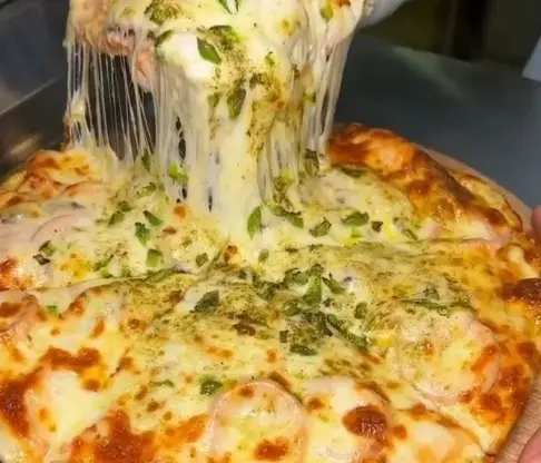 پیتزا کلبه: پیتزای دو طعم خوشمزه با پنیر کشدار فوق‌العاده، شامل نیمه میگو و نیمه سبزیجات معطر. تجربه‌ای خاص از پیتزا.