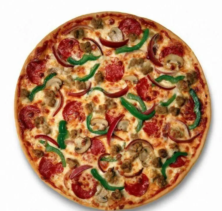 پیتزای جذاب پیتزا هات با سس گوجه، پنیر موزارلا، پپرونی، قارچ، فلفل سبز، پیاز و گوشت. یک انتخاب عالی برای شام.