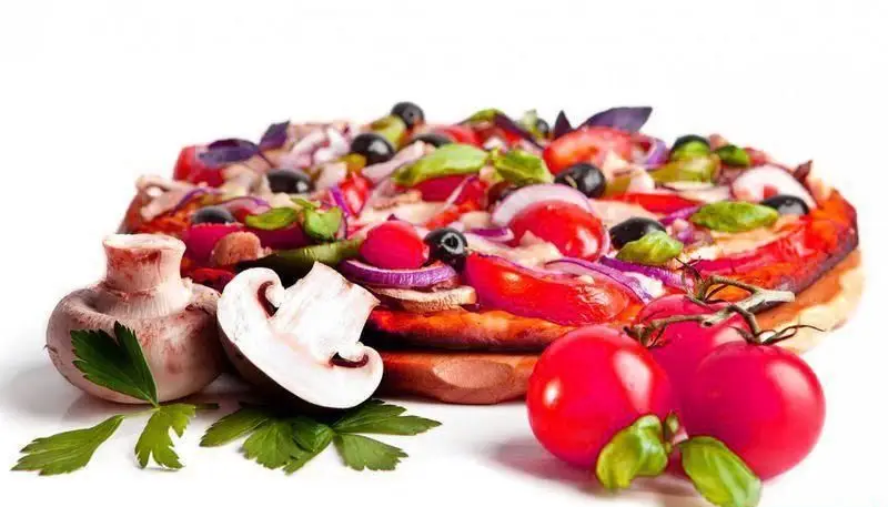 پیتزای تازه و خوشمزه سبزیجات با قارچ، گوجه، زیتون و پیاز، انتخابی عالی برای پیتزا هات و شام سالم و لذت‌بخش.