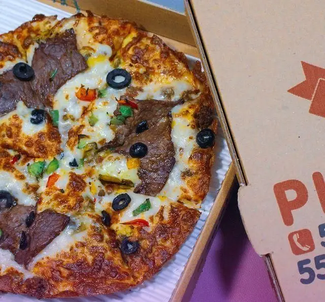 پیتزا مخصوص فینا فود با تکه‌های گوشت، زیتون سیاه، فلفل دلمه‌ای رنگی و پنیر طلایی. غذایی لذیذ برای هر سلیقه.