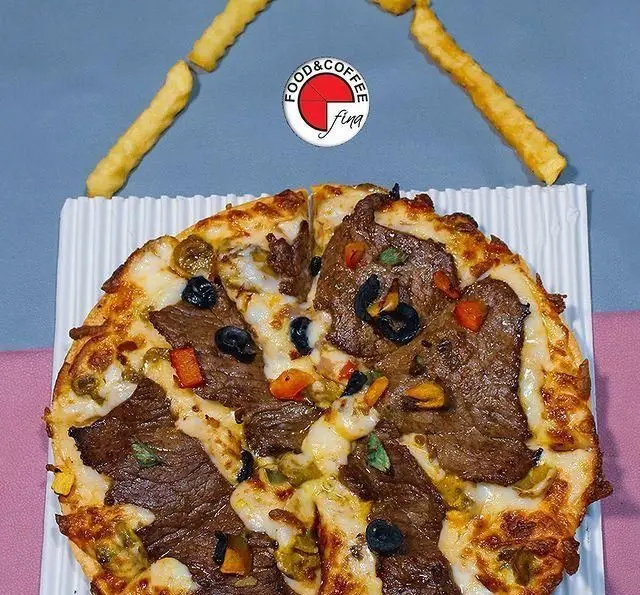 پیتزا بیف پرملات فینا فود (Food & Coffee) با تکه‌های گوشت، زیتون سیاه، فلفل دلمه‌ای و سیب‌زمینی سرخ‌کرده.