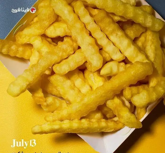 یک جعبه پر از سیب‌زمینی سرخ‌کرده طلایی و خوشمزه فینا فود (Fina Food) با برش‌های موج‌دار، آماده سرو و لذت بردن.