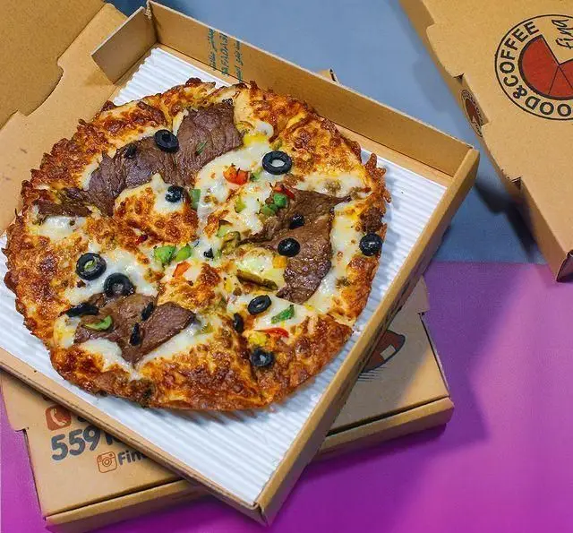 پیتزای جذاب فینا فود با پنیر فراوان، گوشت تازه، زیتون سیاه و فلفل دلمه‌ای رنگی. مناسب برای سفارش و ارسال سریع غذا.