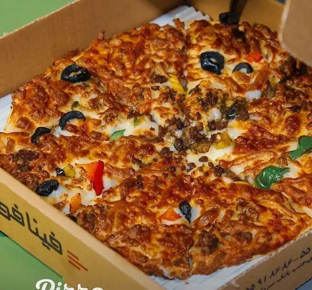 پیتزا مخلوط خوشمزه فینا فود در جعبه، با پنیر فراوان، گوشت چرخ کرده، زیتون سیاه و فلفل دلمه‌ای رنگی.
