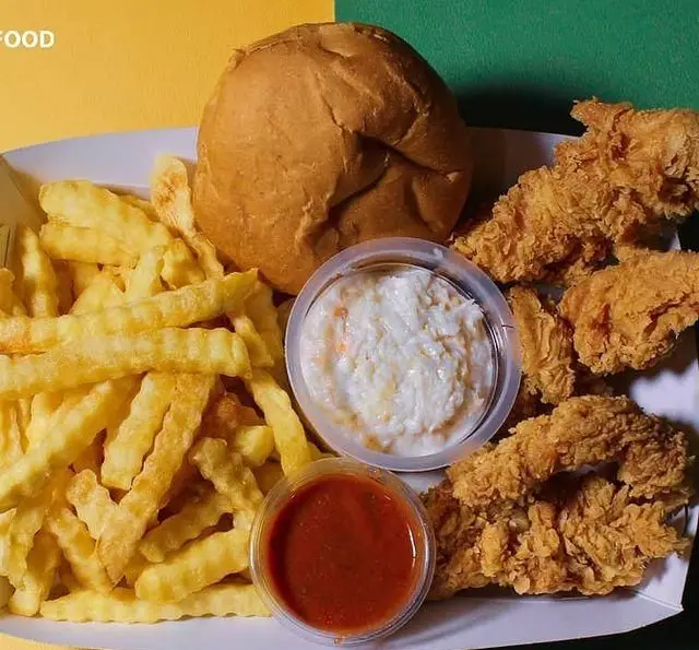 سینی فست فود جذاب فینا فود شامل فیله مرغ سوخاری طلایی، سیب‌زمینی سرخ کرده، نان، سالاد کلم و سس‌های مخصوص.