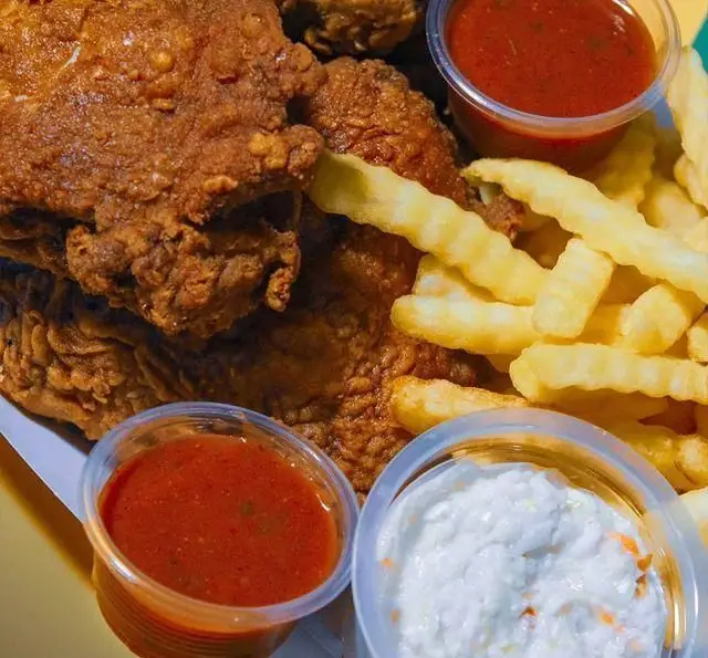 مرغ سوخاری کریسپی فینا فود با سیب زمینی سرخ کرده، سس مخصوص و کلم سالاد تازه، انتخابی ایده‌آل برای یک وعده خوشمزه.