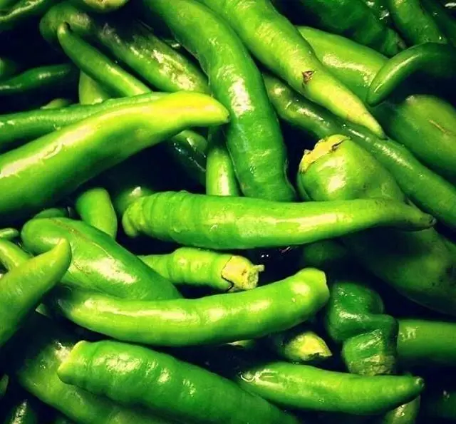 فلفل سبز تازه و آبدار، مواد اولیه با کیفیت رستوران توچال کباب برای تهیه کباب‌های لذیذ و غذاهای اصیل ایرانی.