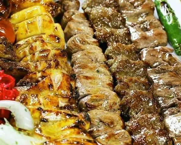 سینی کباب‌های لذیذ و متنوع رستوران توچال کباب شامل جوجه کباب، کباب کوبیده و گوشت کبابی با گوجه و فلفل گریل‌شده.